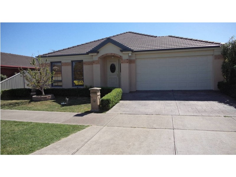 33 Parkin Ave, Caroline Springs VIC 3023