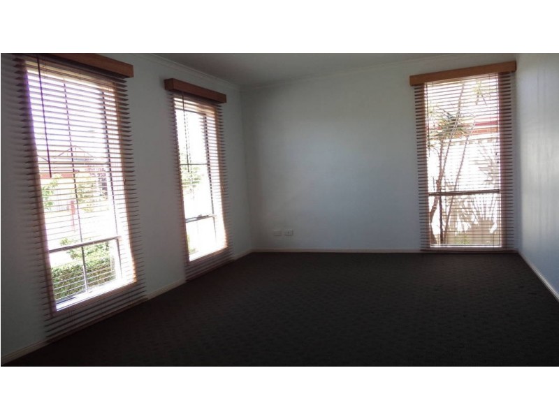 33 Parkin Ave, Caroline Springs VIC 3023
