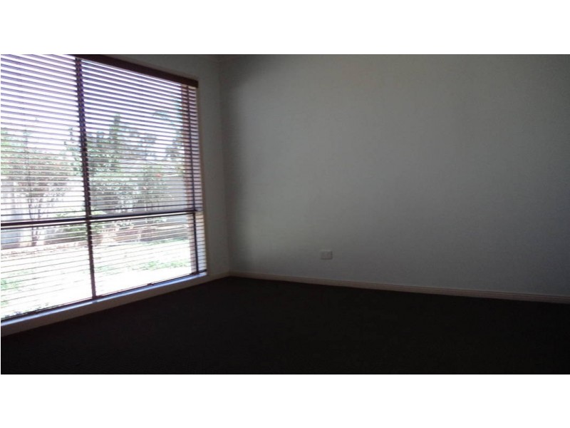 33 Parkin Ave, Caroline Springs VIC 3023