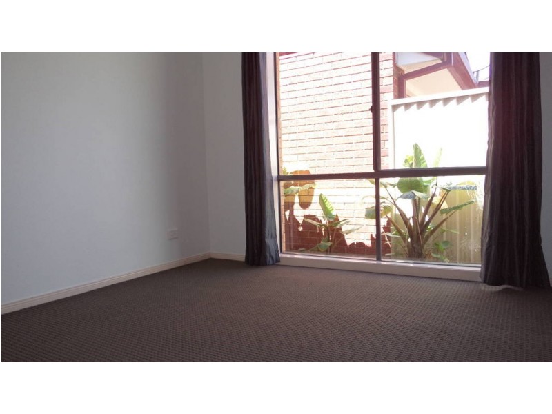 33 Parkin Ave, Caroline Springs VIC 3023