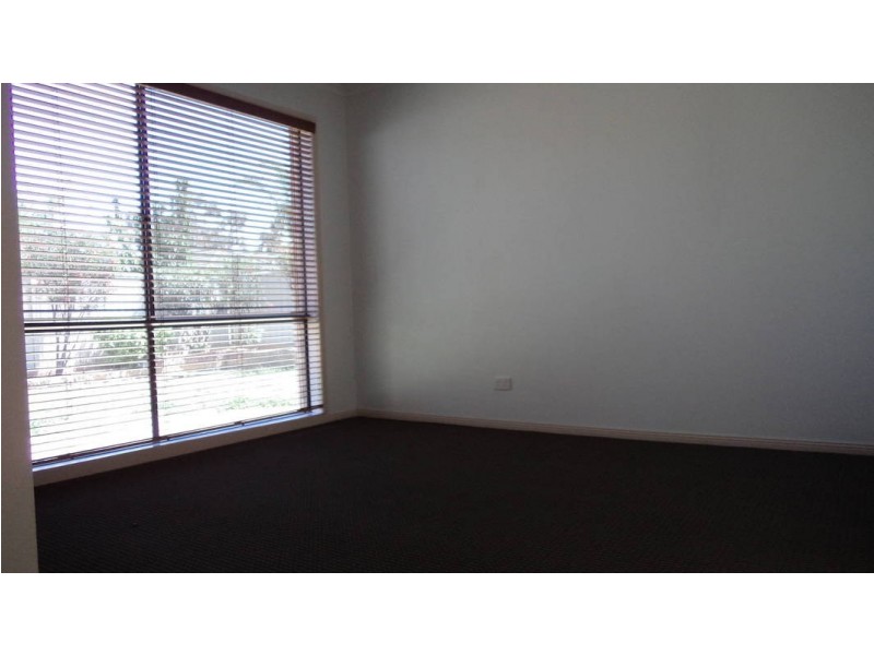 33 Parkin Ave, Caroline Springs VIC 3023