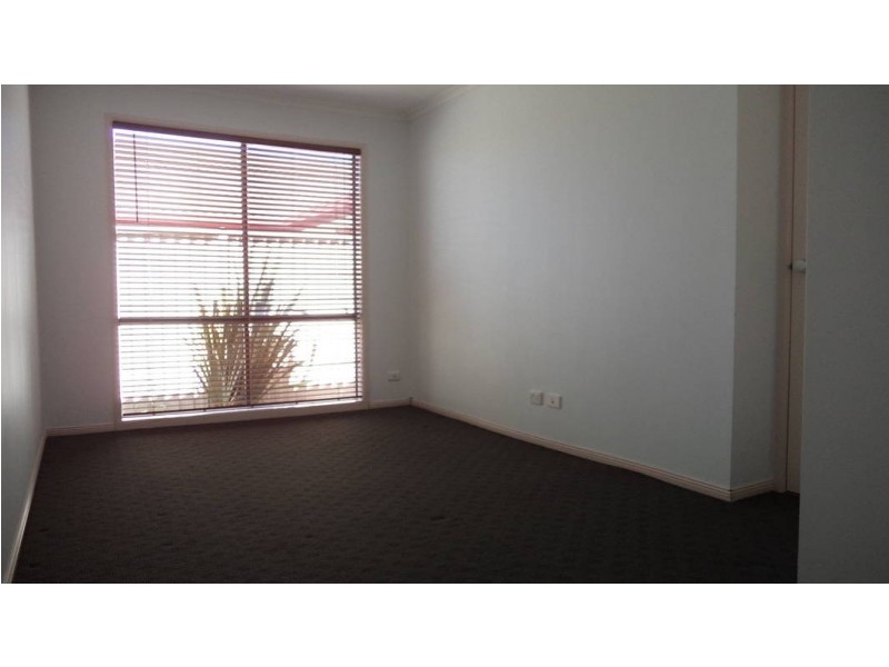 33 Parkin Ave, Caroline Springs VIC 3023
