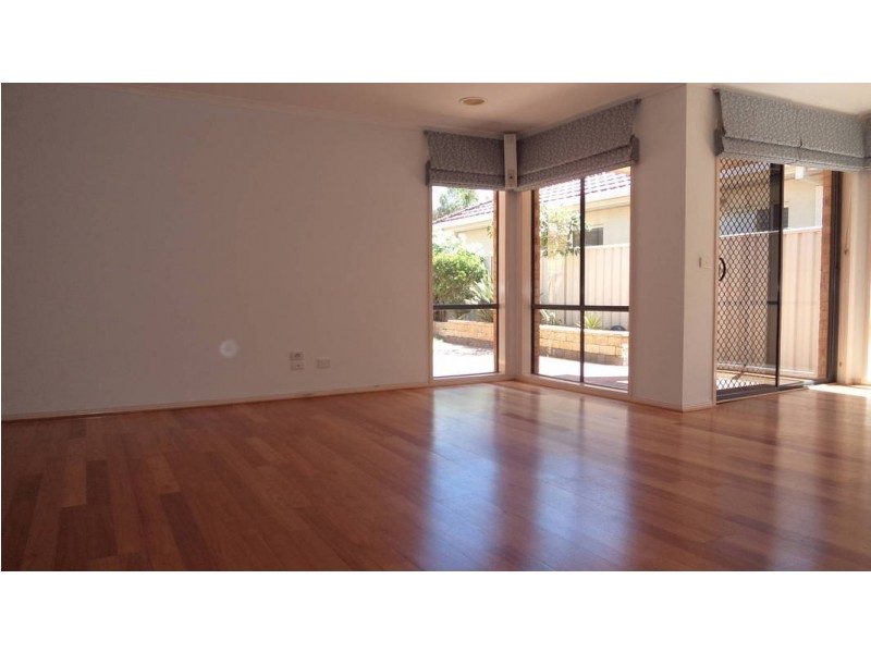 33 Parkin Ave, Caroline Springs VIC 3023