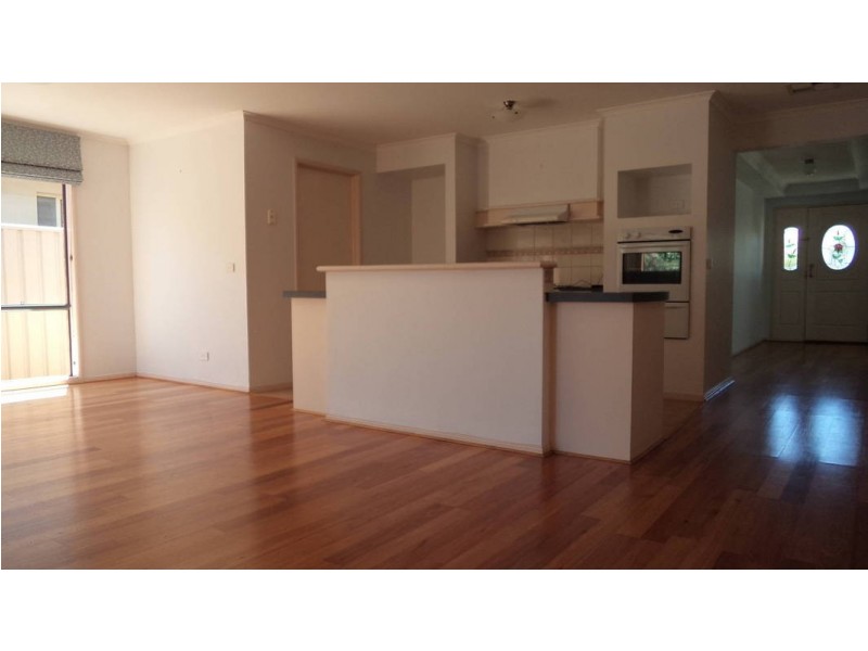 33 Parkin Ave, Caroline Springs VIC 3023