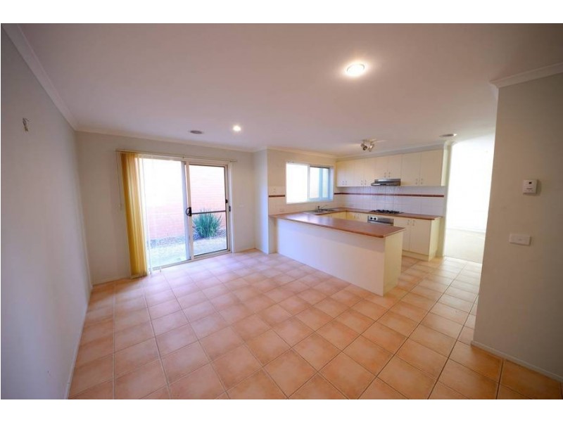 3/4 Landers Court, Caroline Springs VIC 3023