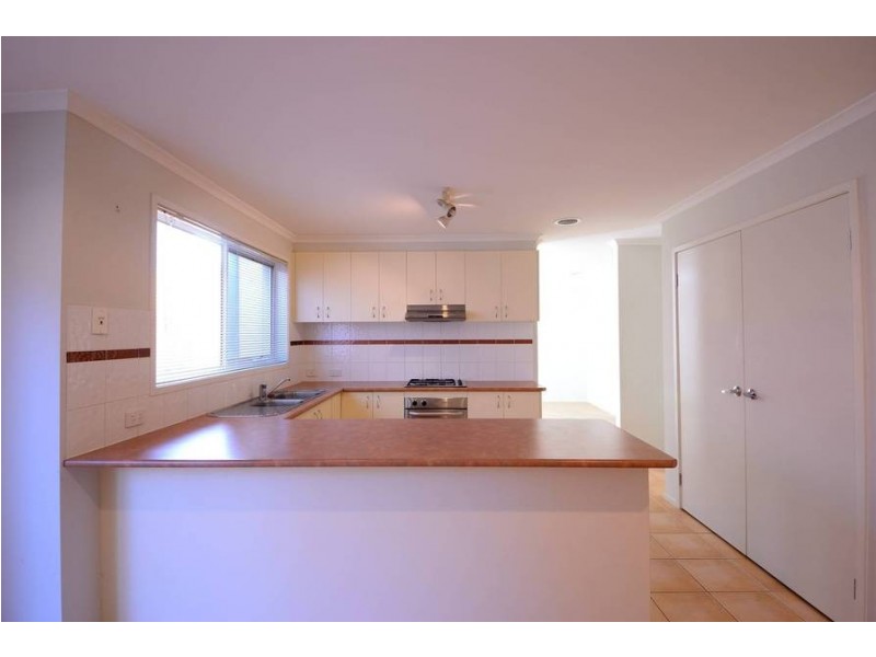 3/4 Landers Court, Caroline Springs VIC 3023