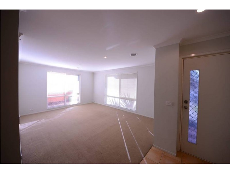 3/4 Landers Court, Caroline Springs VIC 3023