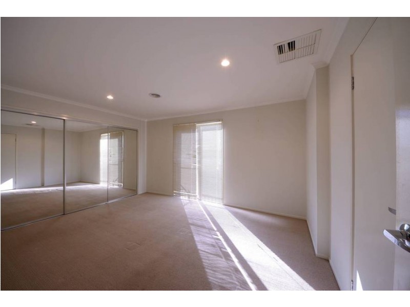 3/4 Landers Court, Caroline Springs VIC 3023