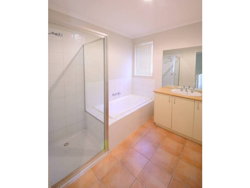 3/4 Landers Court, Caroline Springs VIC 3023