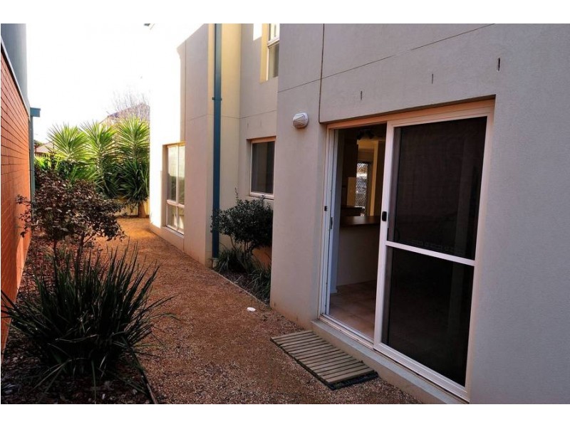 3/4 Landers Court, Caroline Springs VIC 3023