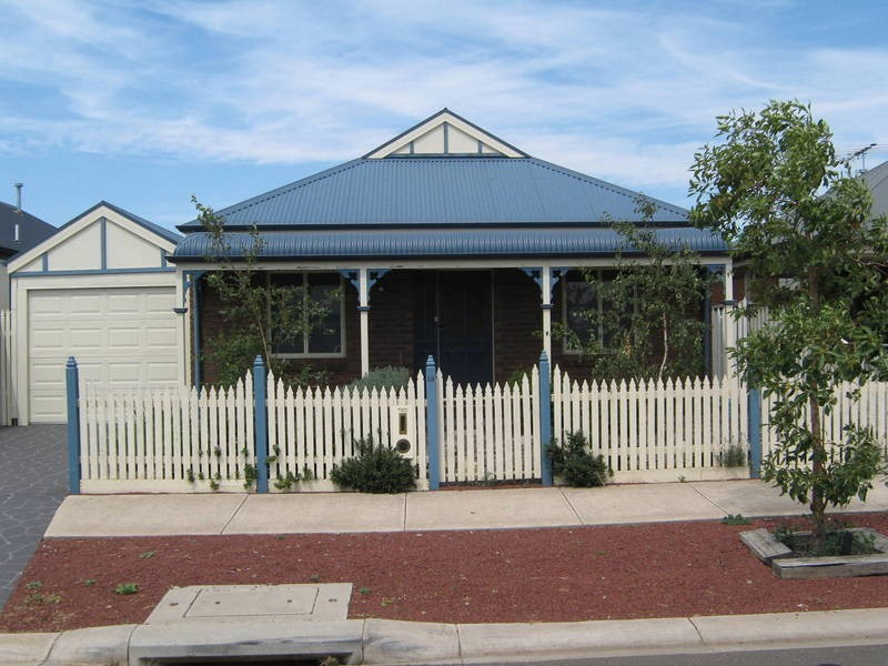 19 Grampians Way, Caroline Springs VIC 3023