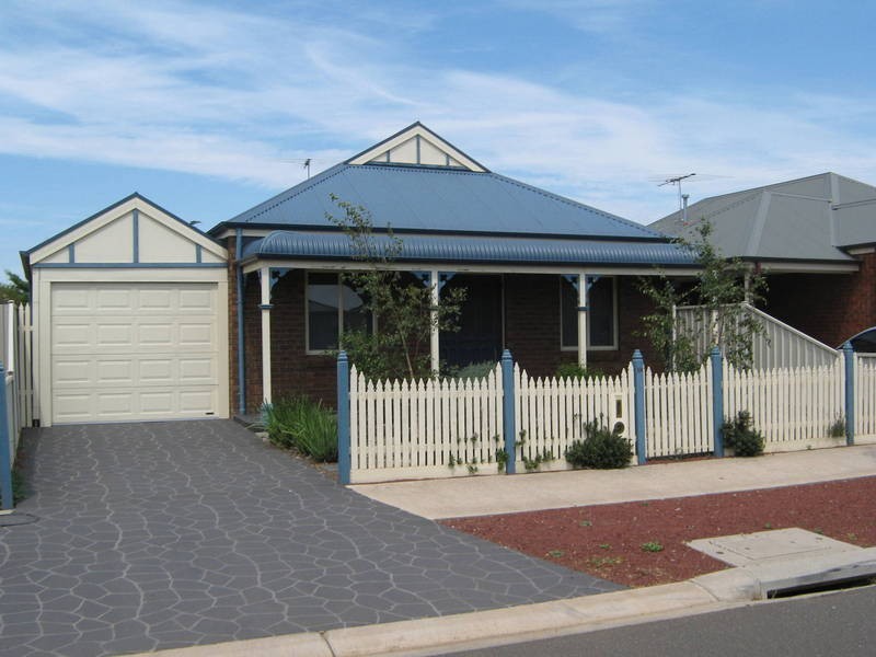 19 Grampians Way, Caroline Springs VIC 3023