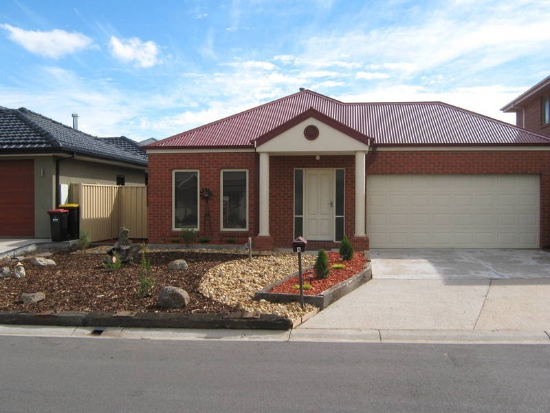 5 Renfrey Gardens, Caroline Springs VIC 3023