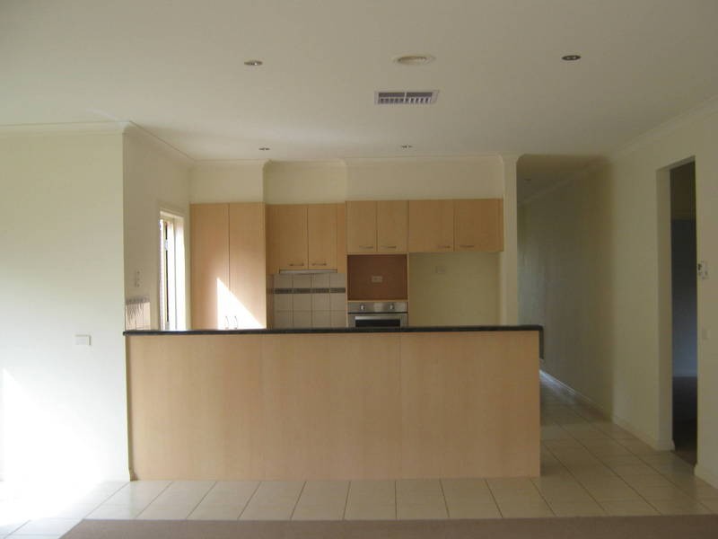 5 Renfrey Gardens, Caroline Springs VIC 3023