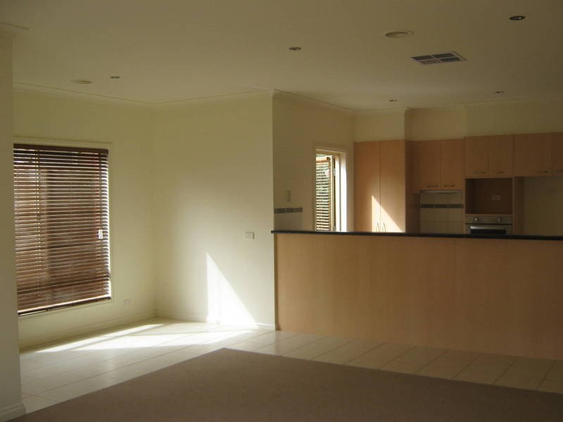 5 Renfrey Gardens, Caroline Springs VIC 3023