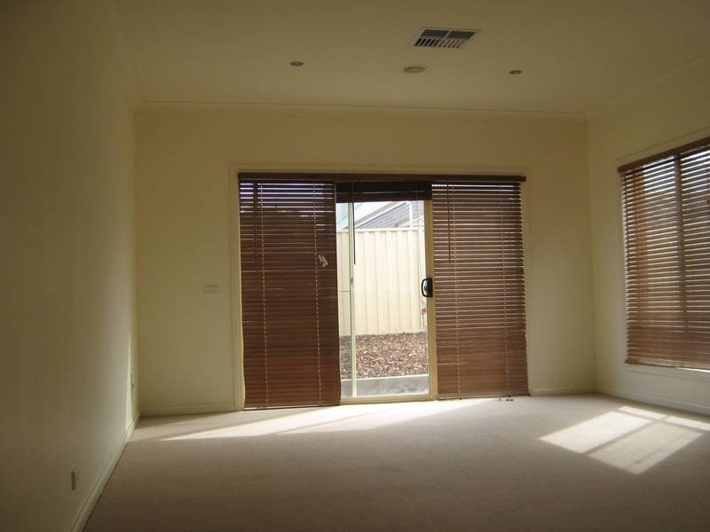 5 Renfrey Gardens, Caroline Springs VIC 3023