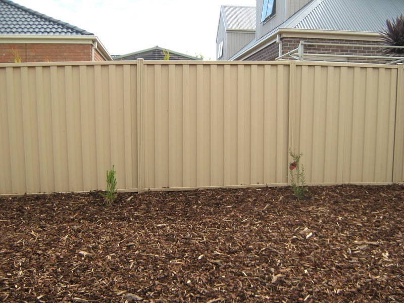 5 Renfrey Gardens, Caroline Springs VIC 3023