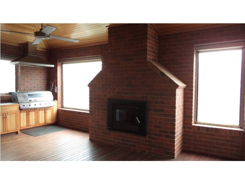 6 Hascombe Drive, Caroline Springs VIC 3023