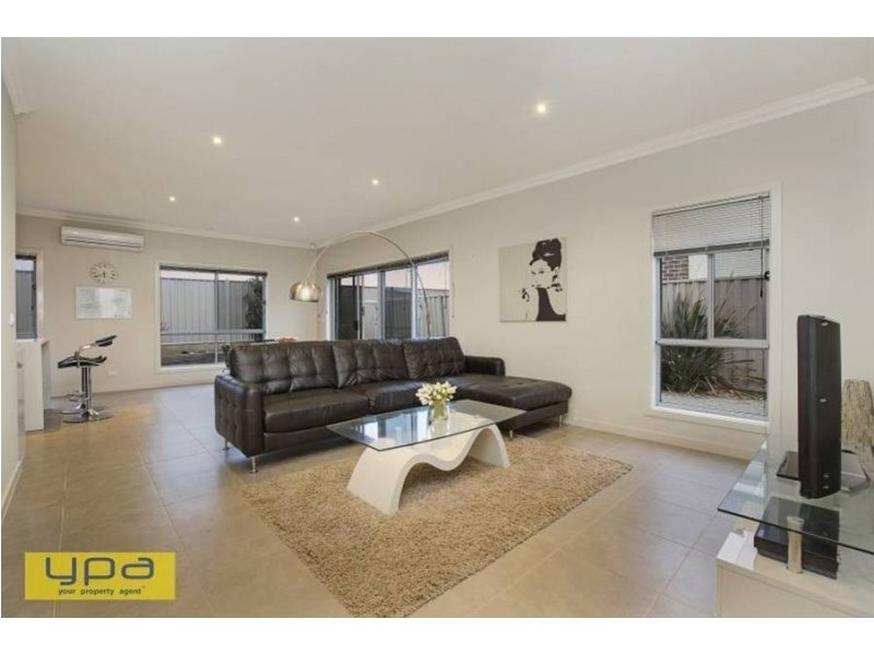 99 Oakview Parade, Caroline Springs VIC 3023