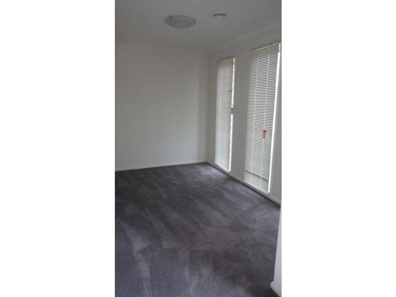 17 Royale Drive, Plumpton VIC 3335