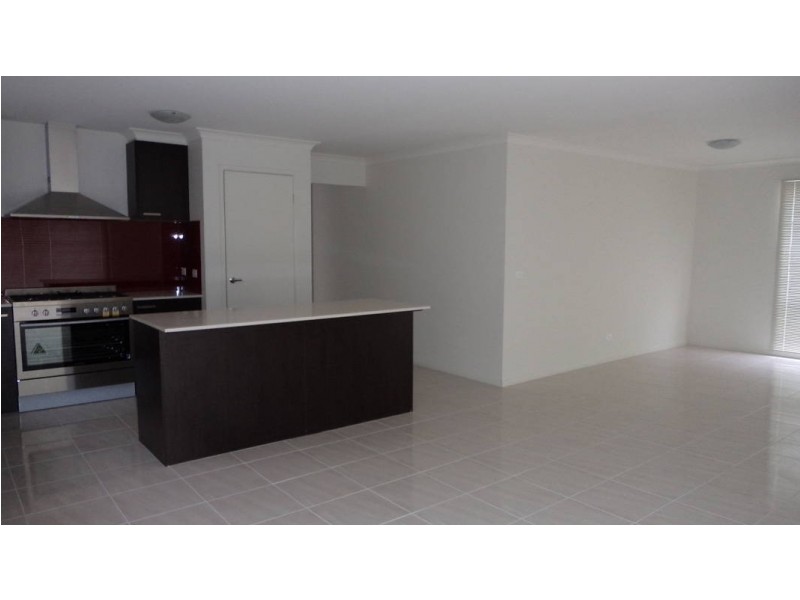 17 Royale Drive, Plumpton VIC 3335