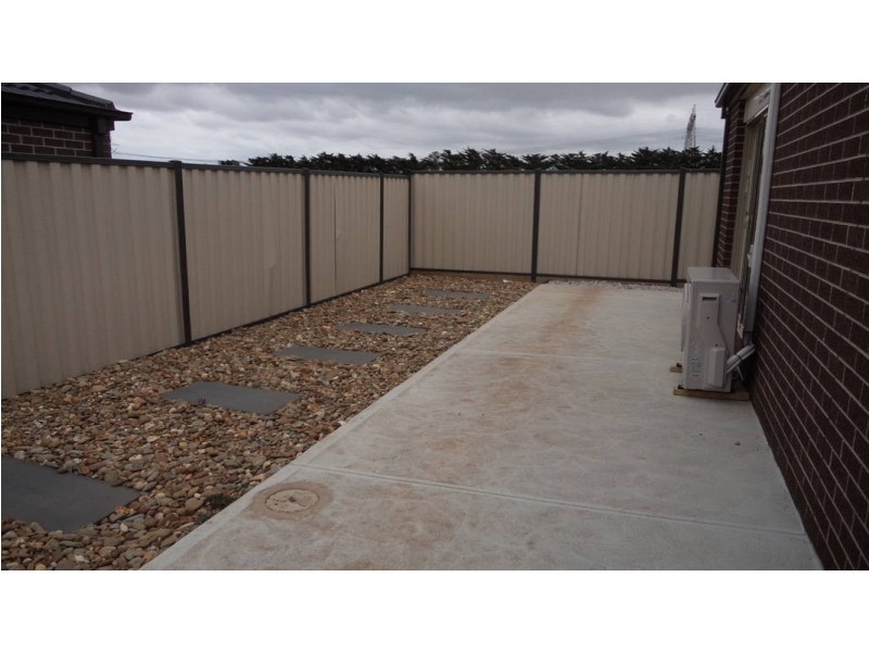 17 Royale Drive, Plumpton VIC 3335