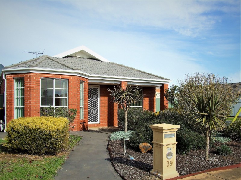 39 Goulburn Circuit, Caroline Springs VIC 3023