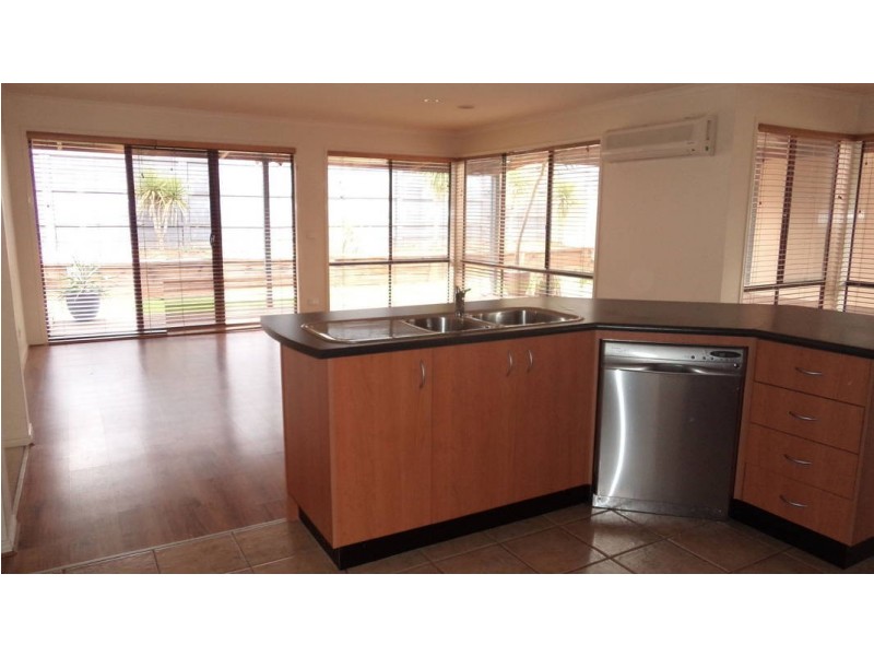 6 Cathedral Mews, Caroline Springs VIC 3023