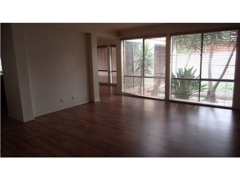 6 Cathedral Mews, Caroline Springs VIC 3023