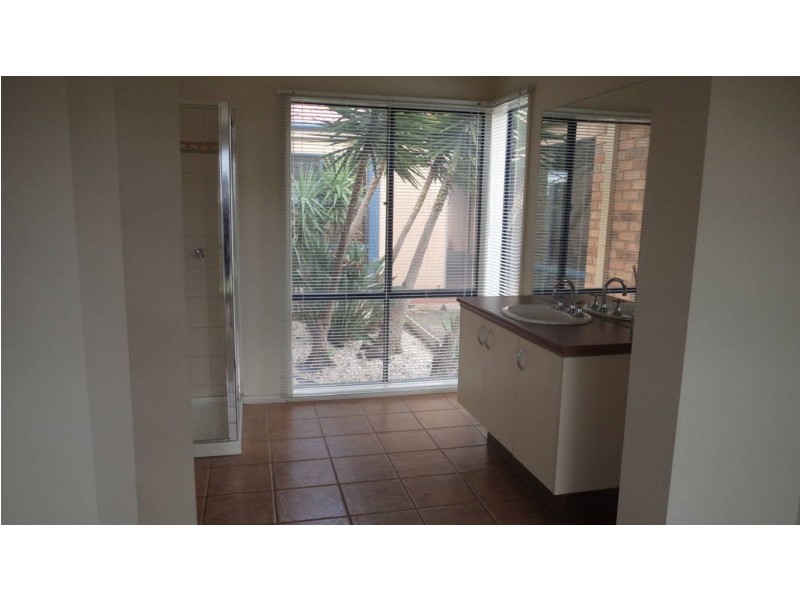 6 Cathedral Mews, Caroline Springs VIC 3023