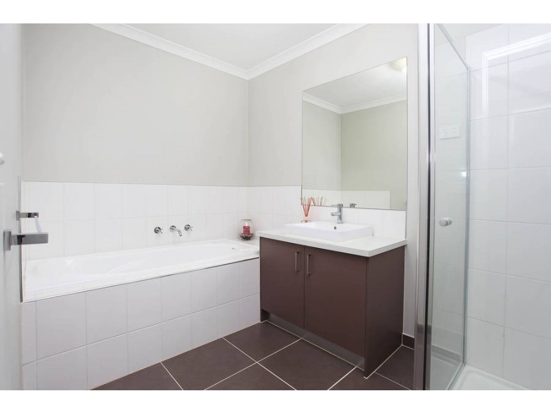 54 Commercial Road, Caroline Springs VIC 3023