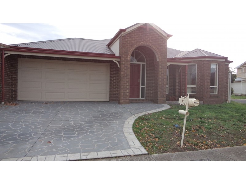 9 Clarendon Wynd, Caroline Springs VIC 3023