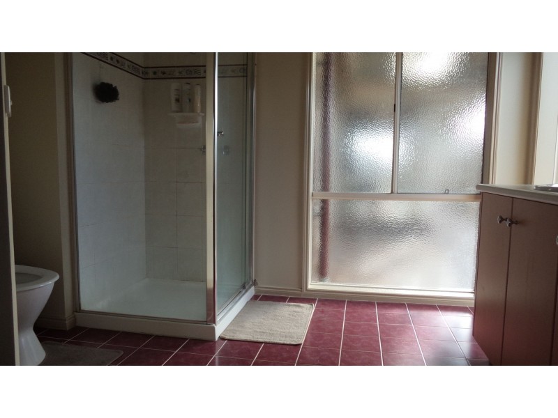 9 Clarendon Wynd, Caroline Springs VIC 3023