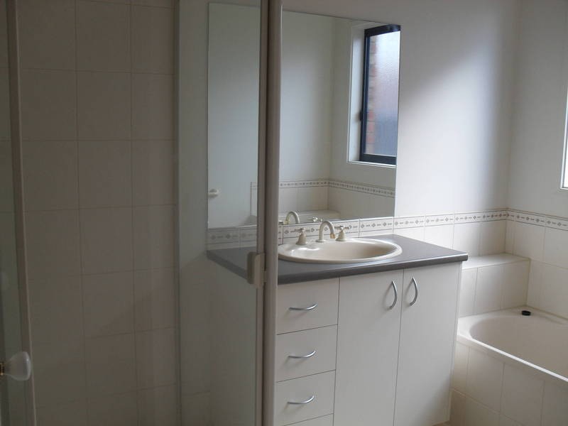 3 Insley Green, Caroline Springs VIC 3023