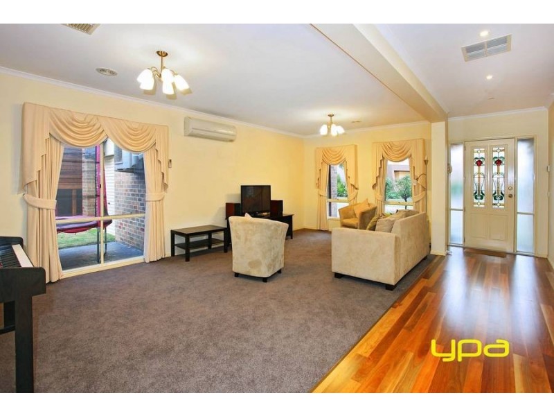 17 Pro Hart Way, Caroline Springs VIC 3023