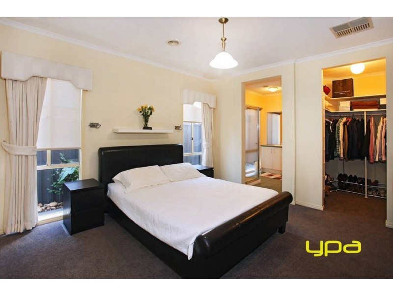 17 Pro Hart Way, Caroline Springs VIC 3023