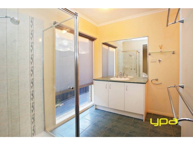 17 Pro Hart Way, Caroline Springs VIC 3023