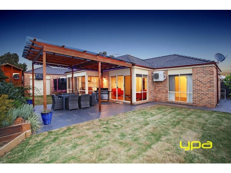 17 Pro Hart Way, Caroline Springs VIC 3023