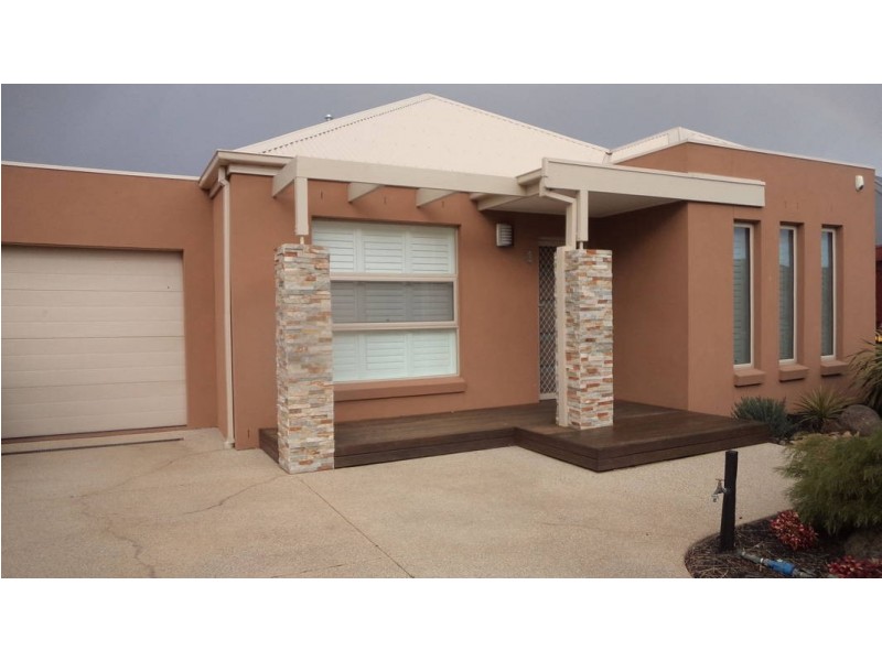 7 Ridgegreen View, Caroline Springs VIC 3023