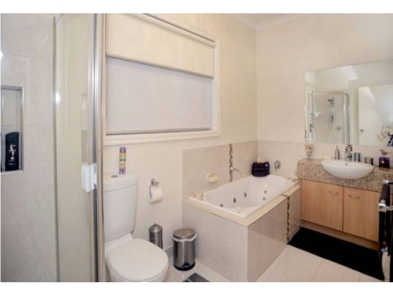 7 Ridgegreen View, Caroline Springs VIC 3023