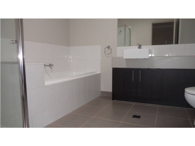 13/30-40 College Street, Caroline Springs VIC 3023