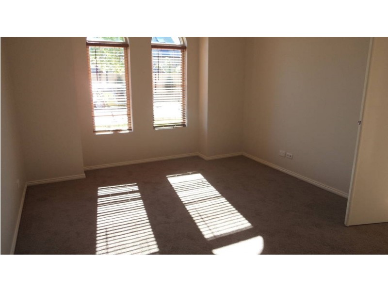 18 Reigate Street, Caroline Springs VIC 3023