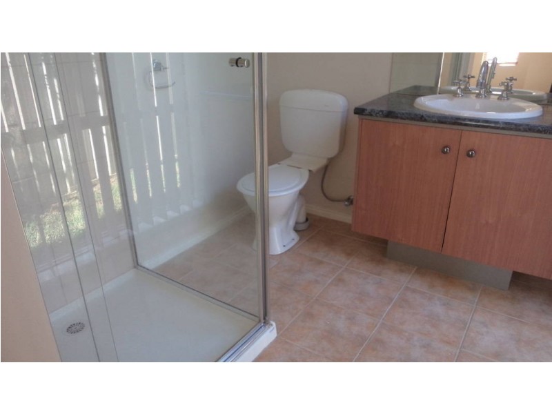 18 Reigate Street, Caroline Springs VIC 3023