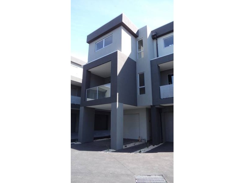 15/13 Greville Street, Caroline Springs VIC 3023