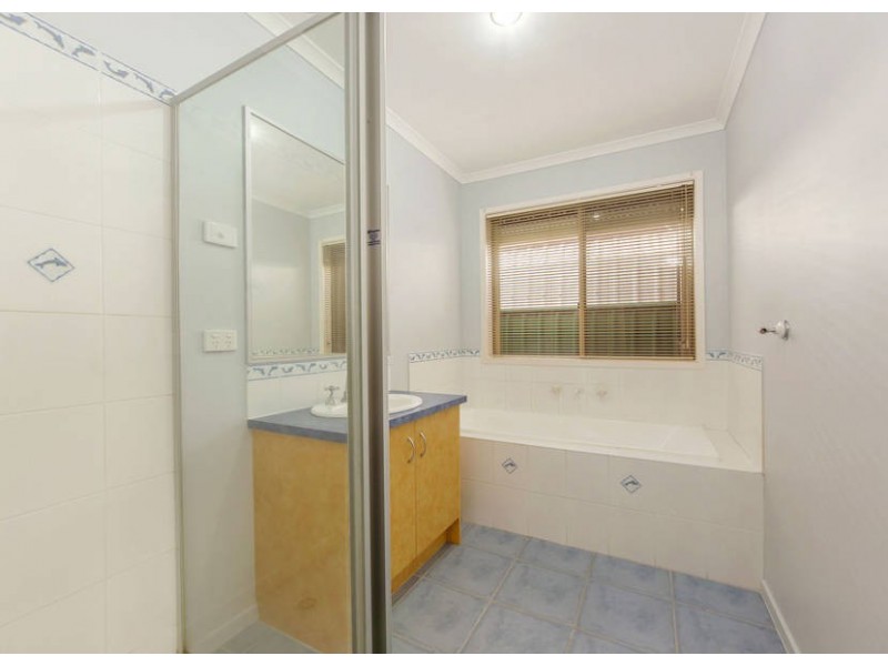 8  Fairweather Drive, Burnside VIC 3023