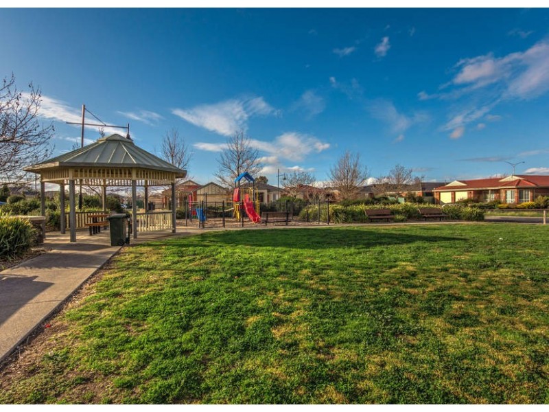 8  Fairweather Drive, Burnside VIC 3023