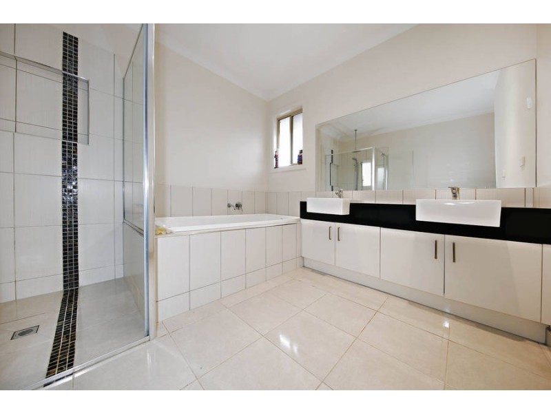 23 Glenmaggie Chase, Caroline Springs VIC 3023