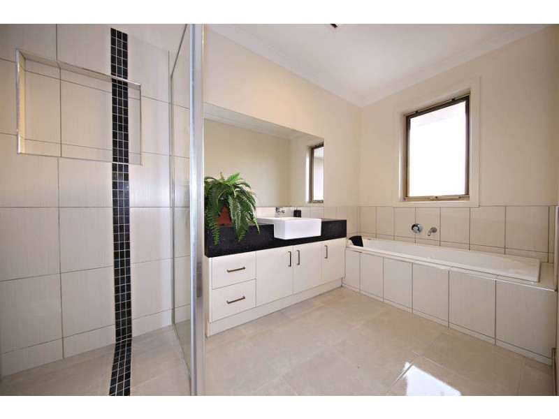 23 Glenmaggie Chase, Caroline Springs VIC 3023