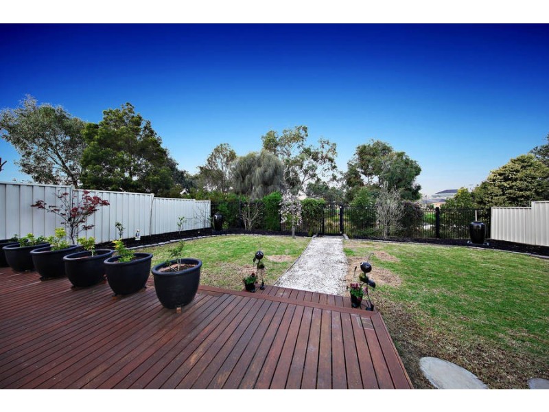 23 Glenmaggie Chase, Caroline Springs VIC 3023