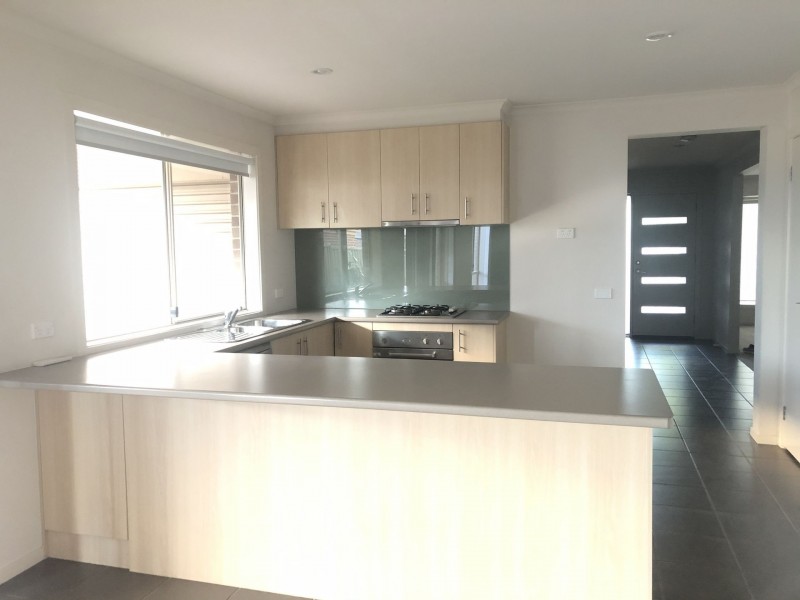 34 Dahlia Drive, Caroline Springs VIC 3023